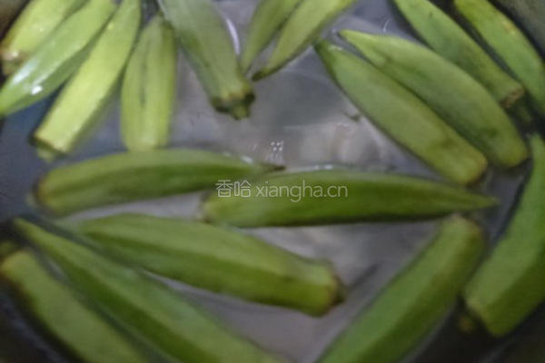蒜香秋葵的做法图解1
