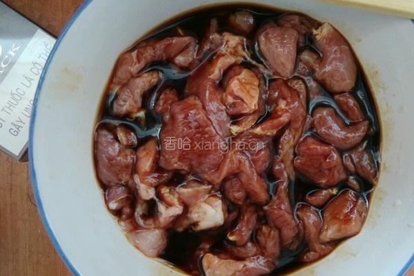 番茄酱炒肉的做法图解1