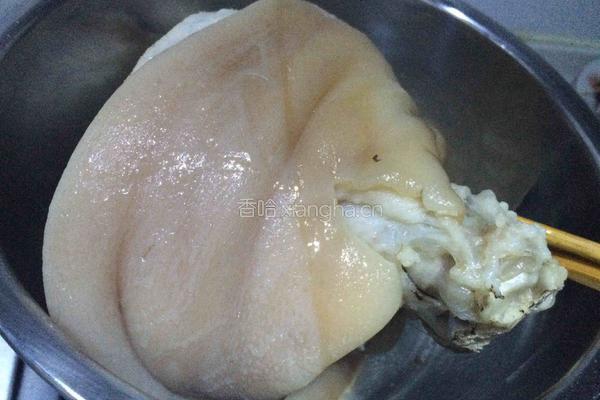 冰糖肘子的做法图解2