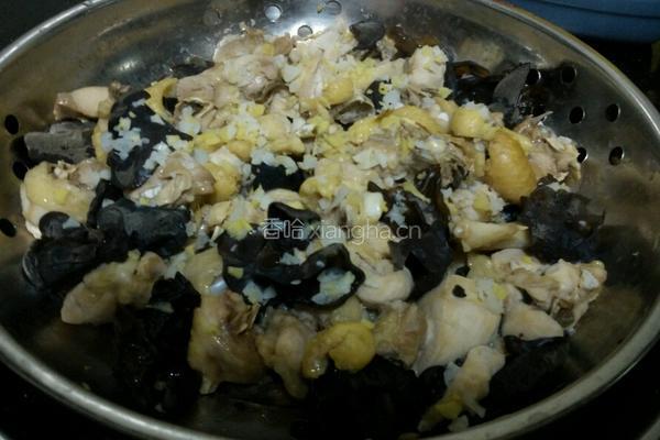 木耳蒸鸡的做法图解3
