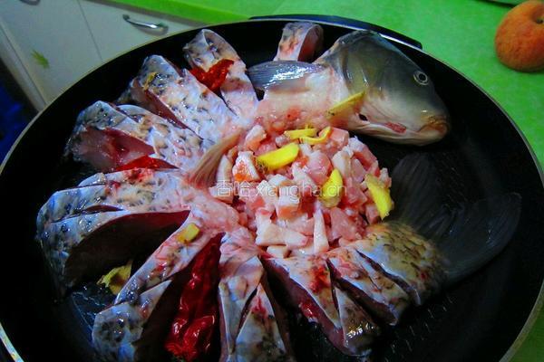 铁锅焖鲤鱼的做法图解1
