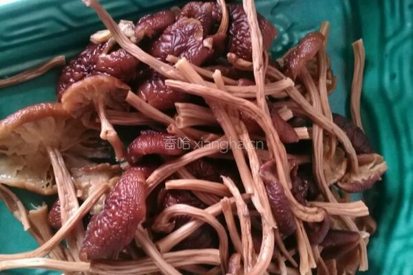 茶树菇炒瘦肉的做法图解1
