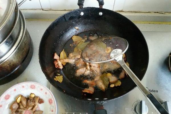 油炸香叶白芷猪肉的做法图解2