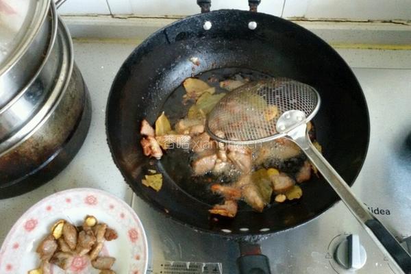 油炸香叶白芷猪肉的做法图解3