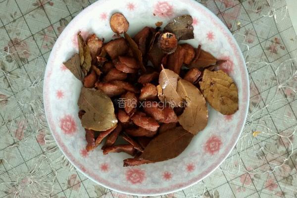油炸香叶白芷猪肉的做法图解4