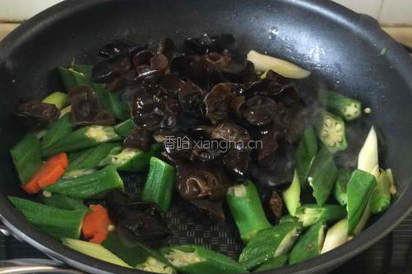 秋葵炒木耳的做法图解4