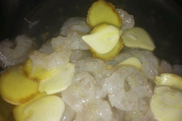 西芹炒虾仁的做法图解1