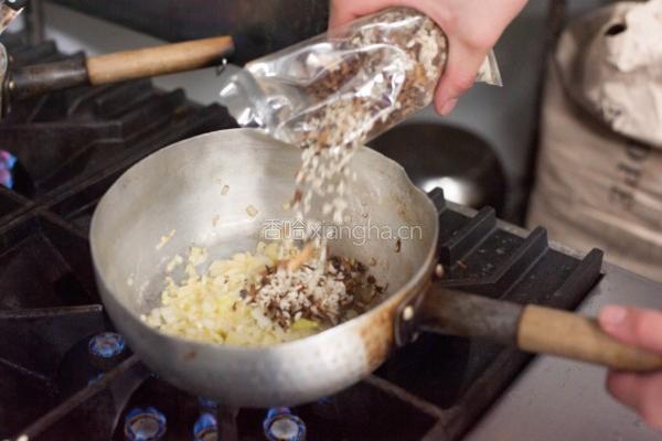速成牛肝菌菇炖饭的做法图解2