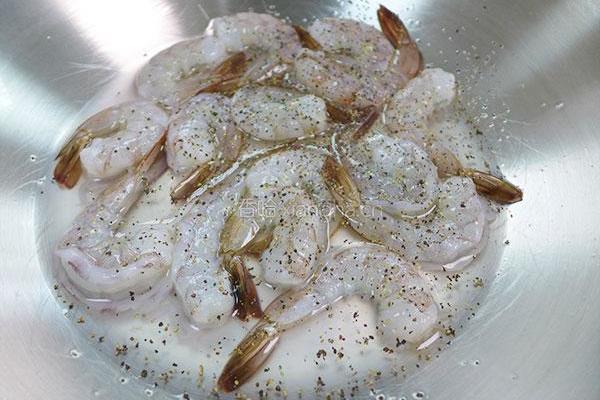 橄榄油蒜虾仁的做法图解5