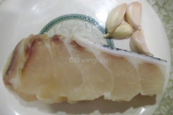 蒜香干煎石斑鱼的做法图解1