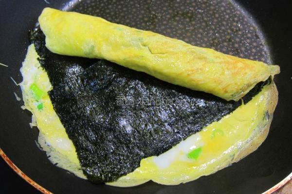 香肠海苔蛋卷的做法图解6