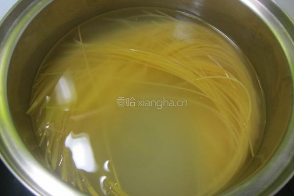 牛肉炒义面的做法图解3