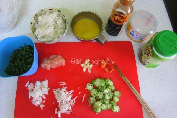 秋葵鸡肉香炒饭的做法图解1