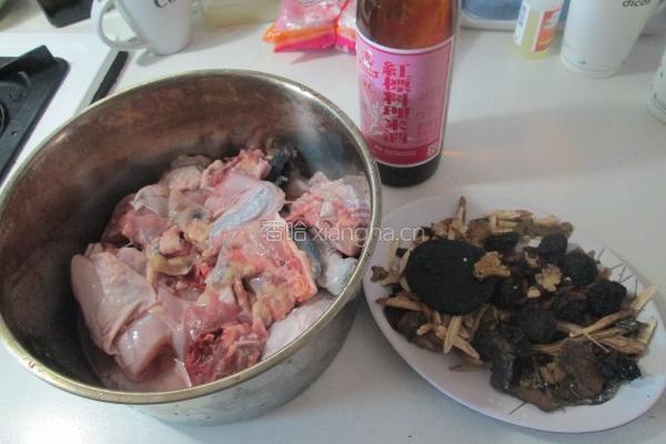 何首乌炖鸡的做法图解1