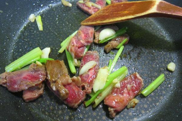 牛肉炒义面的做法图解2