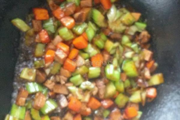蔬菜丁酱油炒饭。的做法图解8