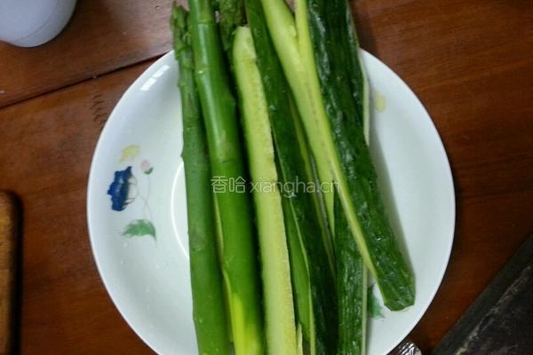 芦笋色拉蛋卷的做法图解1