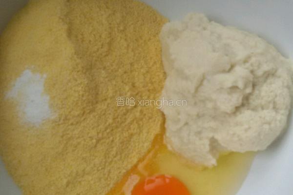 玉米面菜团子。的做法图解1
