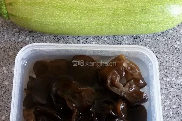 木耳西葫芦。的做法图解1