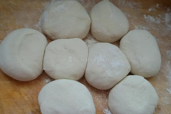 韭菜海鲜包子。的做法图解7