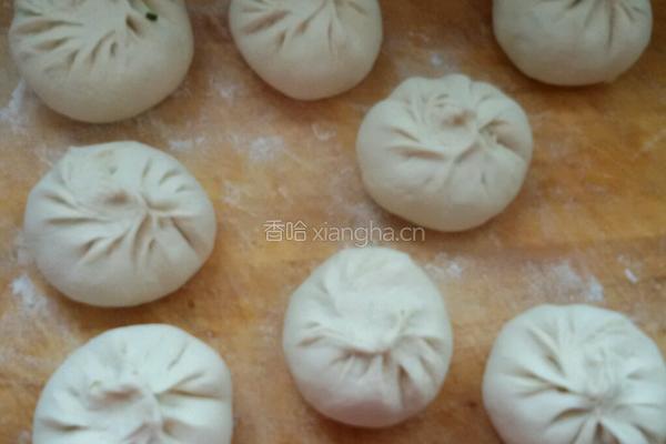 韭菜海鲜包子。的做法图解9