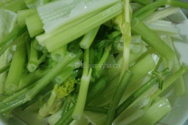 芹菜炒肉的做法图解3