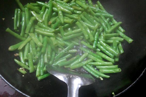 四季豆炒腊肠的做法图解2
