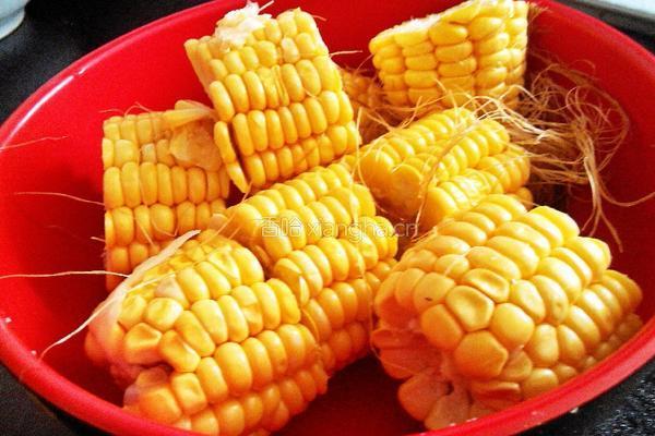 玉米排骨汤的做法图解1