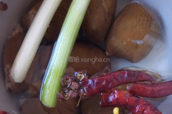 腊肉煲汤的做法图解3