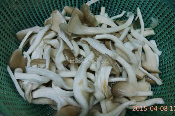 平菇炒肉的做法图解1