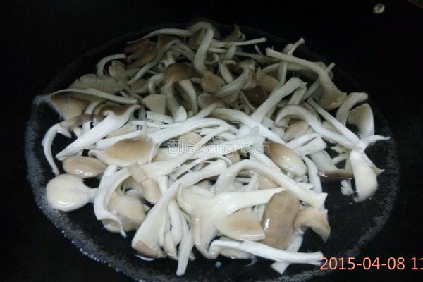 平菇炒肉的做法图解2