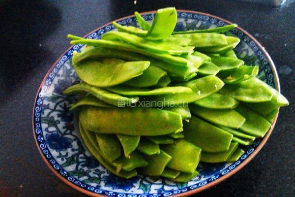 腊肉炒荷兰豆的做法图解1