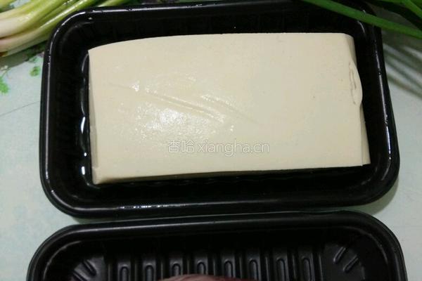 瘦肉焖豆腐的做法图解1
