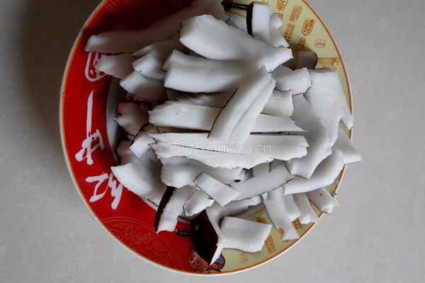 椰孑土鸡汤的做法图解2