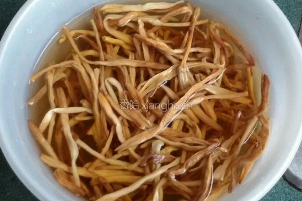 黄花菜蒸排骨的做法图解1