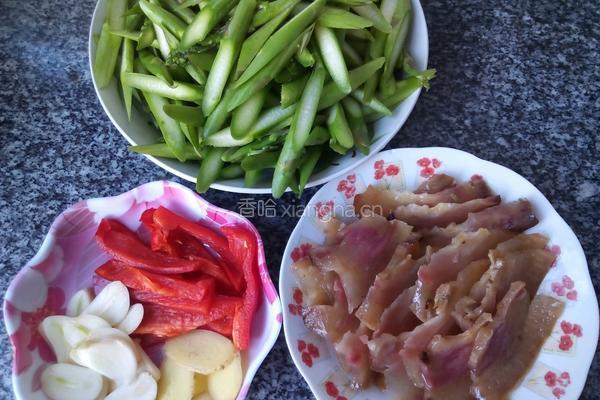 芦笋炒腊肉的做法图解1