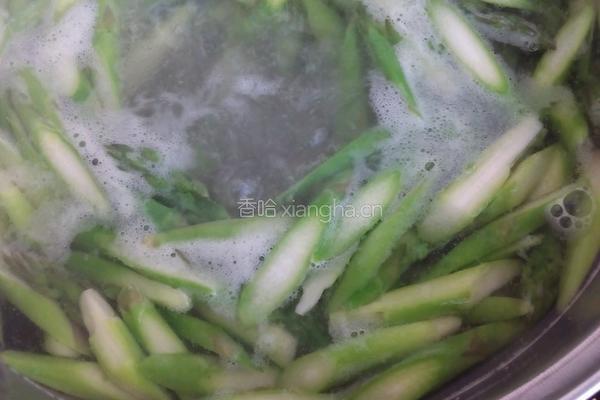 芦笋炒腊肉的做法图解2