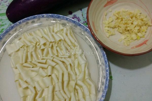 红烧茄子拌鹅肠粉的做法图解1