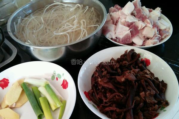 东北蘑菇猪肉炖粉条的做法图解2