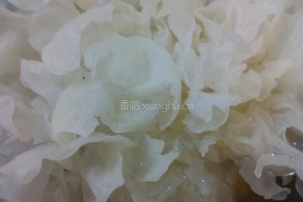 银耳紫薯汤的做法图解2