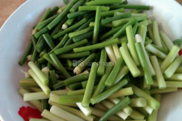 肉丝炒蒜台的做法图解1