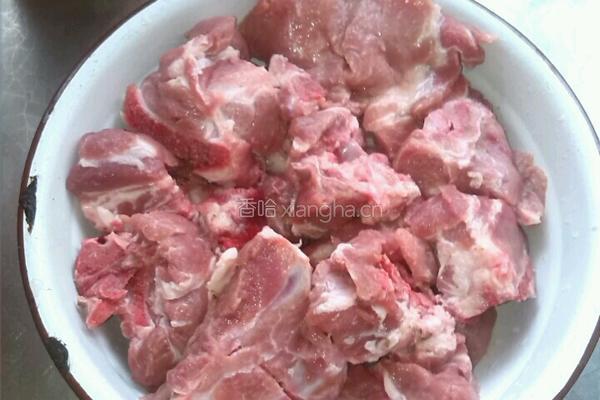 番茄炖排骨的做法图解1