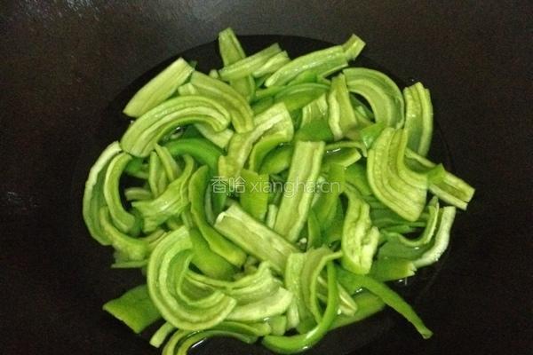 五花腩肉炒青椒的做法图解3