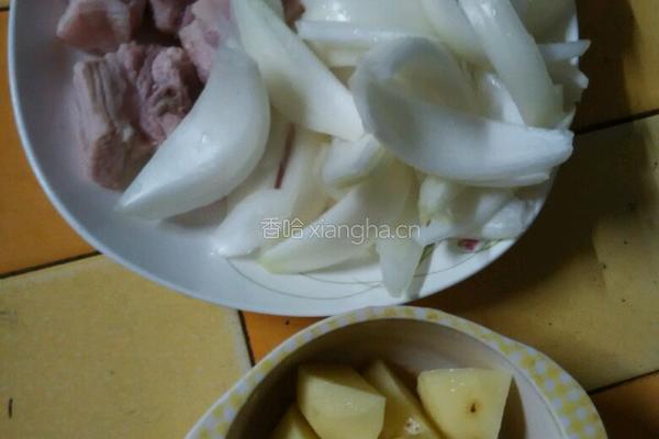 酸甜土豆排骨的做法图解1