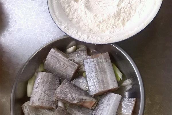 豆瓣酱烧带鱼的做法图解1