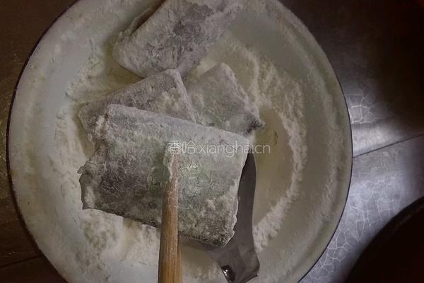 豆瓣酱烧带鱼的做法图解3