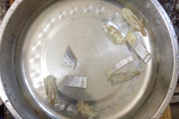 咸鱼茄子煲的做法图解1