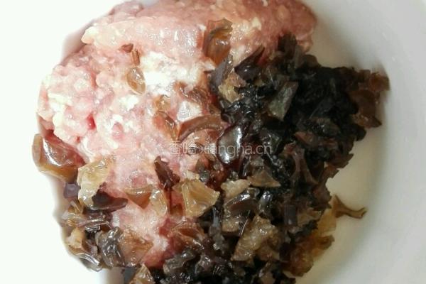 木耳瘦肉酿豆腐的做法图解2