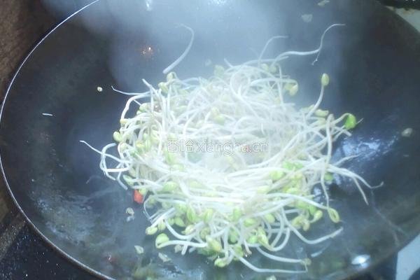 豆芽炒锦粉的做法图解1