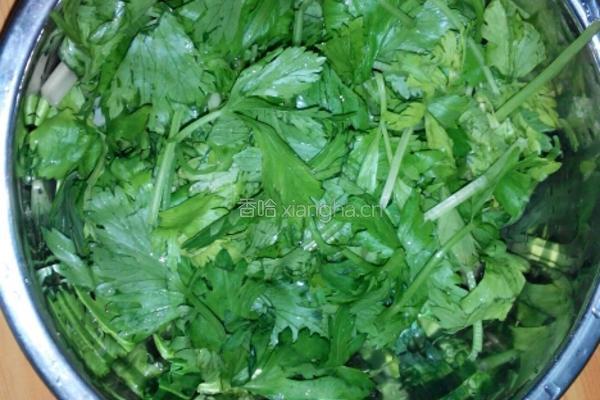 素拌芹菜叶的做法图解2